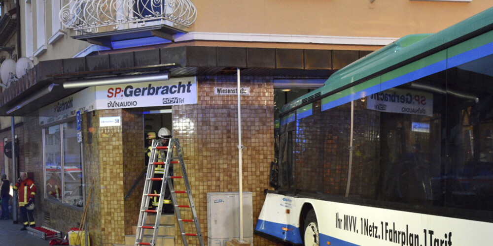 47 cilvēki ievainoti, skolas autobusam ietriecoties mājas sienā Vācijā