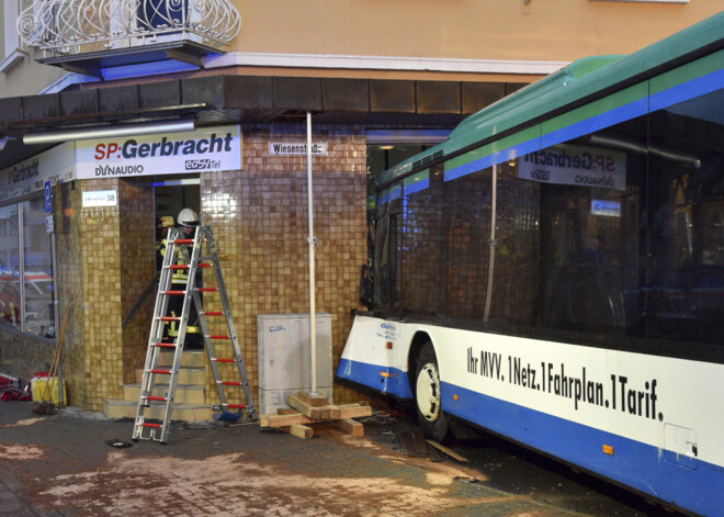 47 cilvēki ievainoti, skolas autobusam ietriecoties mājas sienā Vācijā