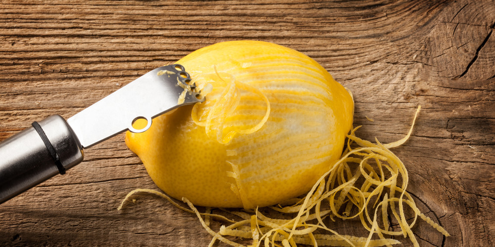 Kā vienkārši un bez zudumiem norīvēt citrona miziņu
