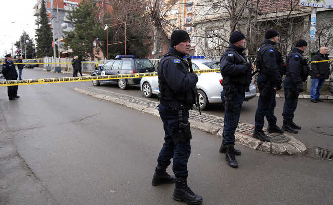 Policisti Mitrovicā vietā, kur tika nogalināts Ziemeļkosovas serbu politiskais līderis.