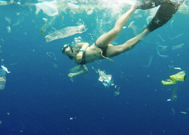 Līdz 2050. gadam okeānos būs vairāk plastmasas nekā zivju; ES izvirza stingrus mērķus