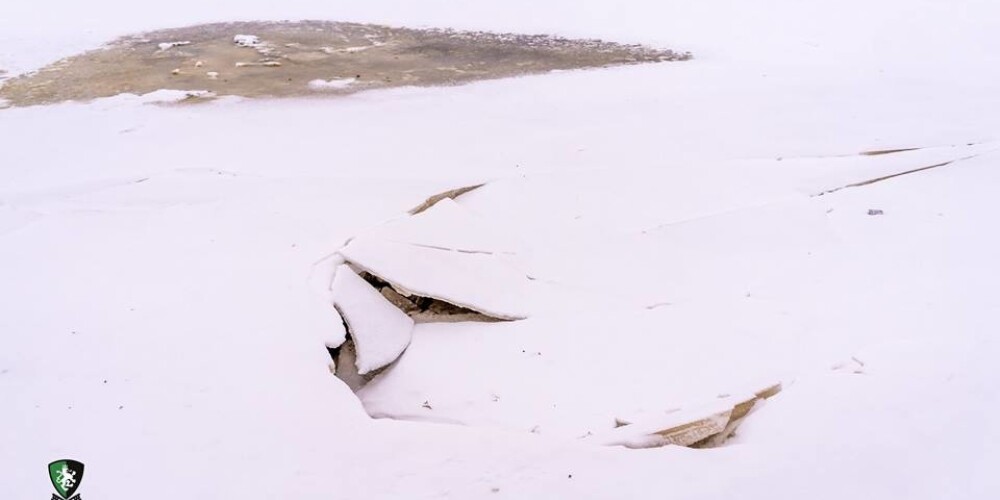 Neskatoties uz pagaidu aizliegumu atrasties uz ledus, vecāki Rīgā riskē ar savu bērnu dzīvībām