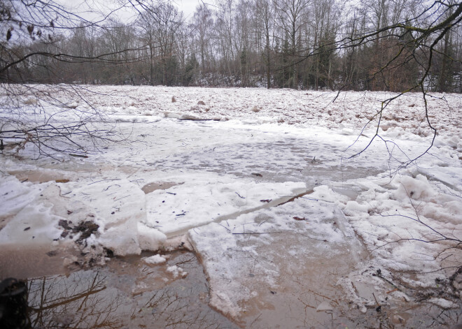 Daugavā, Lielupē un Ventā izveidojušies kilometriem gari ledus sablīvējumi