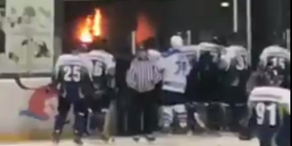VIDEO: spēles laikā ar atklātu liesmu aizdegas KHL komandas arēna