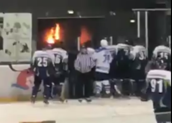 VIDEO: spēles laikā ar atklātu liesmu aizdegas KHL komandas arēna