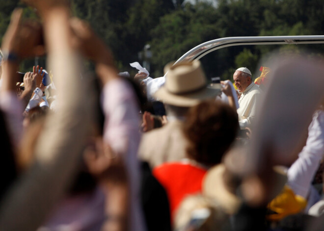 Francisks, kura vizīte Čīlē sākās pirmdienas vakarā un ilgs līdz ceturtdienai, apmeklē šo valsti pirmoreiz kopš stāšanās pāvesta amatā. Viņa vizīti ir aizēnojis ziņojums par pedofiliju vietējā katoļu baznīcā un par to, ka viņa iecelts bīskaps slēpis Čīles ievērojamāko pedofilijas skandālu.