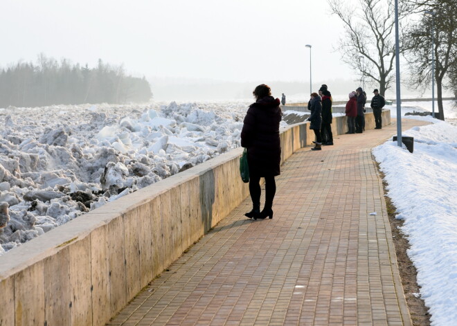 Pie Zeļķu tilta Daugavā ūdens līmenis kāpis par teju trim metriem un turpina celties