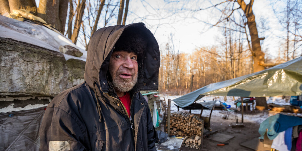 Fotoreportāža: kā šajā salā dzīvo un saimnieko igauņu bezpajumtnieks Valdo
