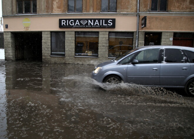 Foto: ūdensvada avārijas dēļ pamatīgi applūdusi Dzirnavu iela