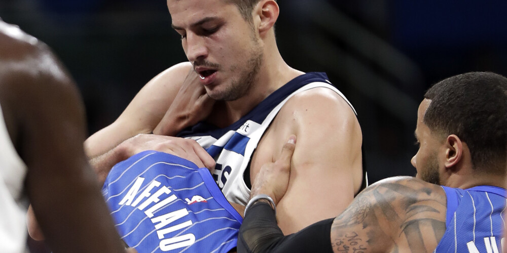 Amerikāņu basketbolists NBA spēles laikā mēģina iesist serbu zvaigznei pa seju