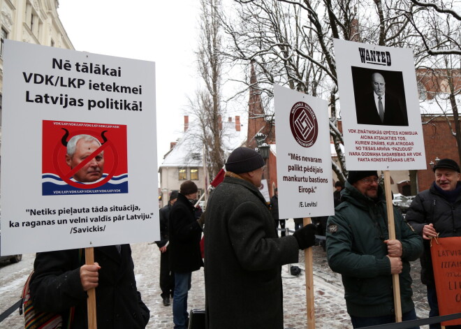 Pie Saeimas notiek partijas "Nacionālā savienība "Taisnīgums"" rīkotais pikets par bijušās Valsts drošības komitejas (VDK) aģentu datu bāzes publiskošanu.