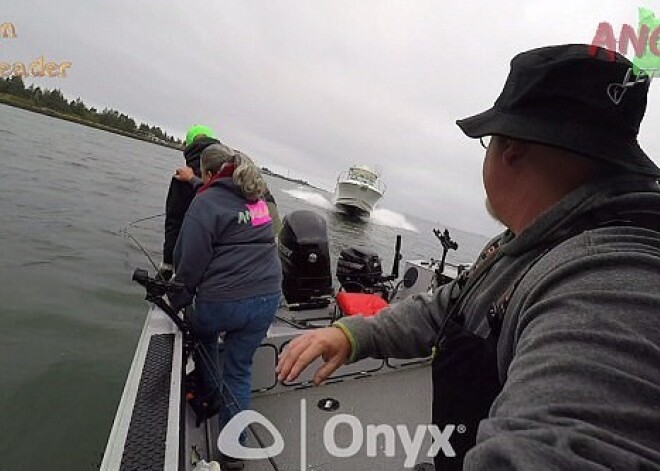 Трое в лодке едва спаслись от смерти: шокирующее видео крушения катера во время рыбалки