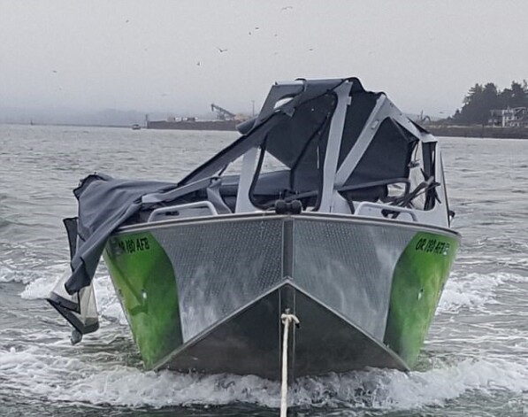 Катер рыбаков пострадал достаточно сильно. К счастью, люди обошлись легкими травмами