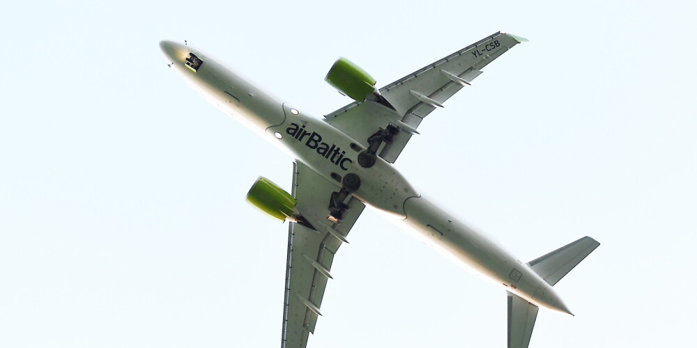 Паника на airBaltic: одному самолету пришлось вернуться в аэропорт, другой был перенаправлен из-за погоды