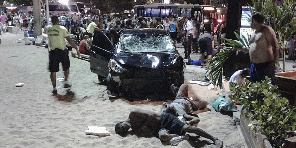 Riodežaneiro slavenajā Kopakabanas pludmalē cilvēku pūlī ietriecas automašīna