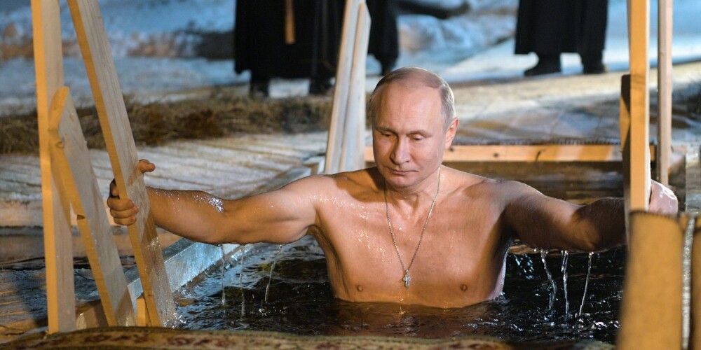 Foto: Vladimirs Putins metas āliņģī, pieminot Jēzus kristīšanu
