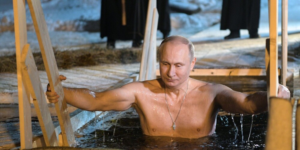 Владимир Путин окунулся в прорубь в монастыре на Селигере