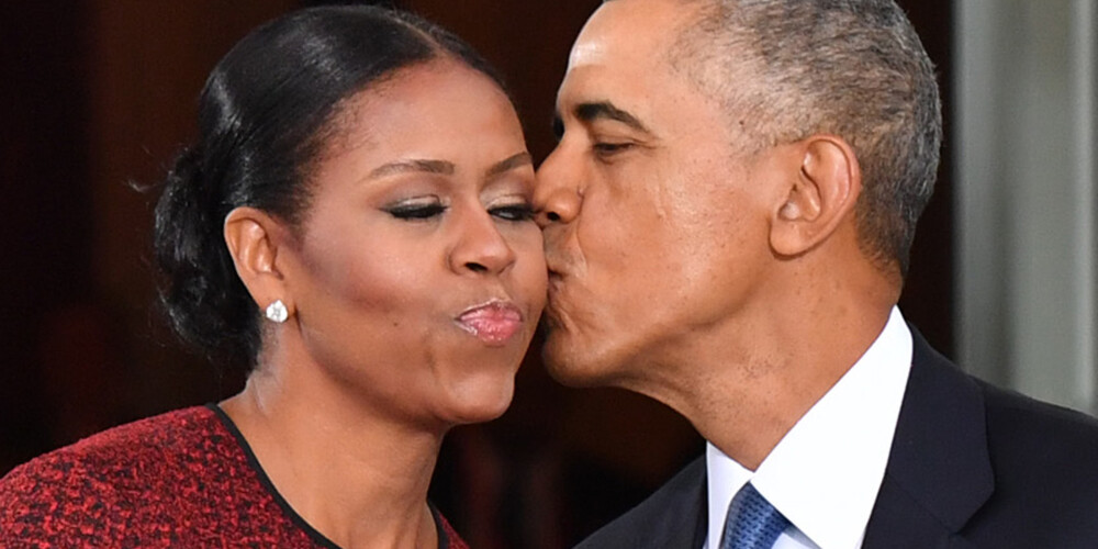 Baraks Obama prot romantiski pārsteigt. Lūk, kā viņš apsveicis sievu dzimšanas dienā