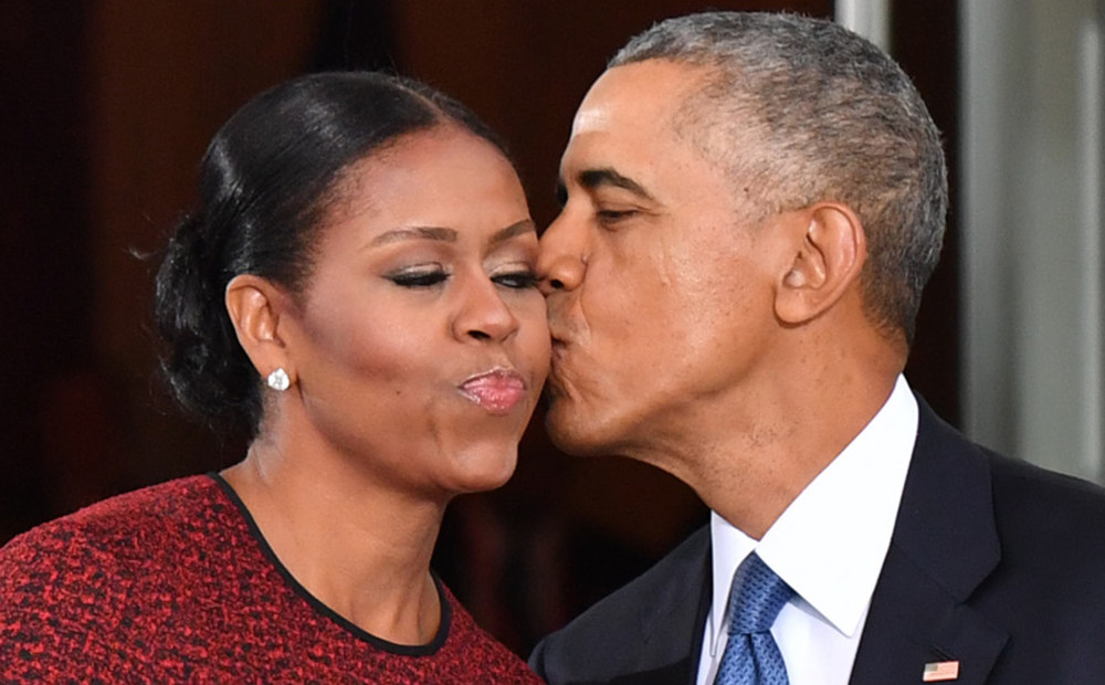 Baraks Obama prot romantiski pārsteigt. Lūk, kā viņš apsveicis sievu dzimšanas dienā