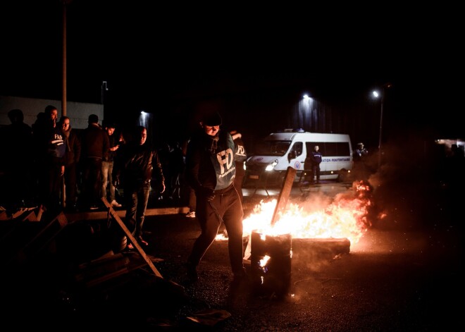 Cietumsargi protestē pret drošības problēmām pārpildītajos cietumos un ieslodzīto radikalizēšanos.