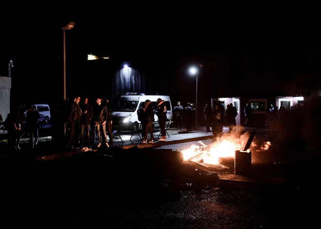 Francijā streiko cietumu apsargi: policisti pret viņiem pielieto asaru gāzi