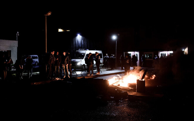 Cietumsargi protestē pret drošības problēmām pārpildītajos cietumos un ieslodzīto radikalizēšanos.