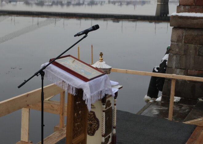 Piektdien, 19. janvārī, Daugavmalā, iepretim Lielā Kristapa statujai notika ūdens iesvētīšana Daugavā, tādējādi turpinot pareizticīgo tradīciju – ūdens iesvētīšanu Kunga Kristīšanas jeb Dieva parādīšanās svētkos. Klātesošie varēja vērot kā pareizticīgie, godinot savas reliģijas rituālus, nomet mēteļus, lai iegremdētos ledainajā ūdenī.