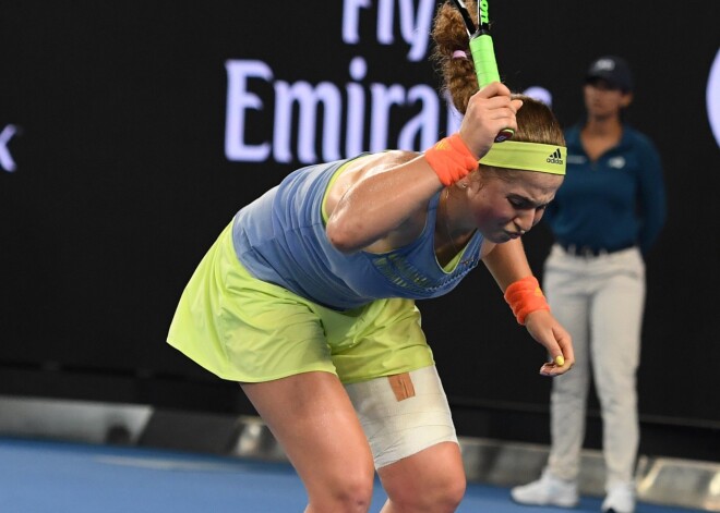 Latvijas dāmu tenisa pirmā rakete Aļona Ostapenko Austrālijas atklātā čempionāta vienspēļu sacensību trešās kārtas mačā piektdien ar rezultātu 3-6, 6-1, 3-6 zaudēja Igaunijas sportistei Anetei Kontaveitai.