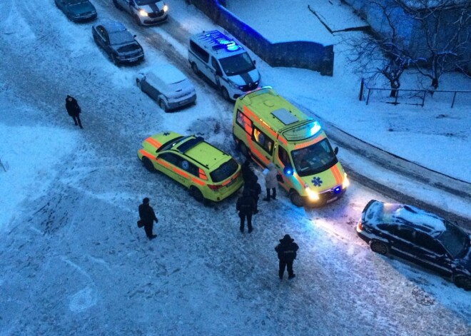 Mazs zēns, neviena nepieskatīts, Pļavniekos izkrīt pa 3. stāva logu; viņu sniegā atraduši garāmgājēji