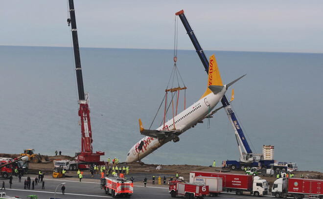 Pāris metrus no Melnās jūras noceļ "Pegasus Airlines" pasažieru lidmašīnu, kas bija uzkārusies uz klints malas.