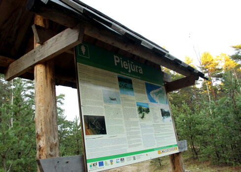 Informatīvs materiāls dabas parkā "Piejūra" Mangaļsalas mežā.