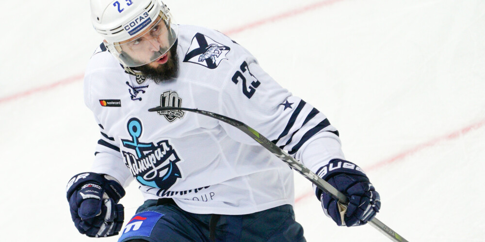 KHL komanda saviem traumētajiem hokejistiem liek deviņas stundas dienā pavadīt nesen degušajā arēnā