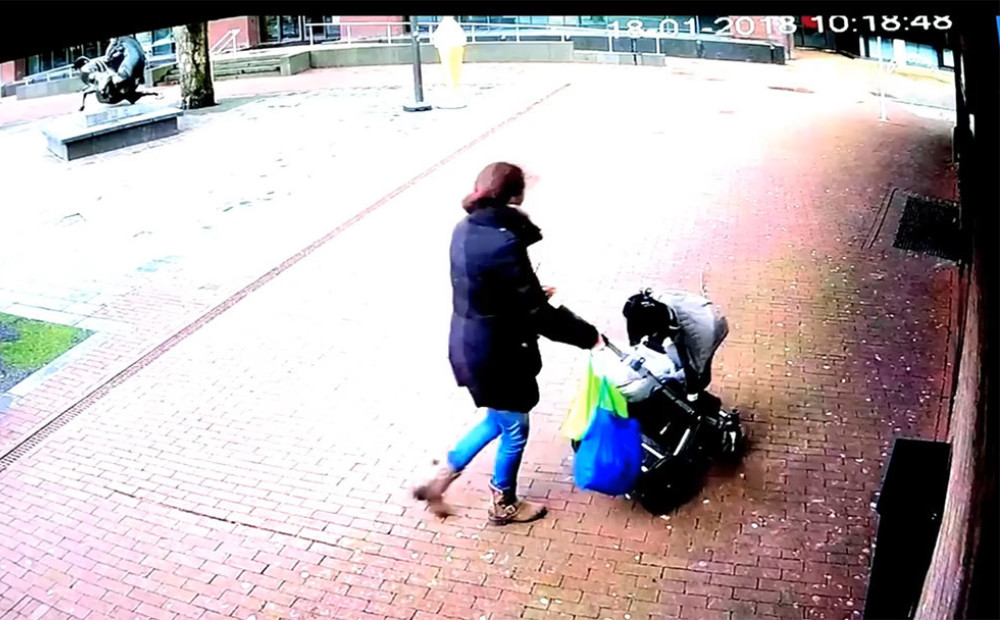 VIDEO: Sievietei ar mazuli gandrīz uzkrīt nolūzis koks