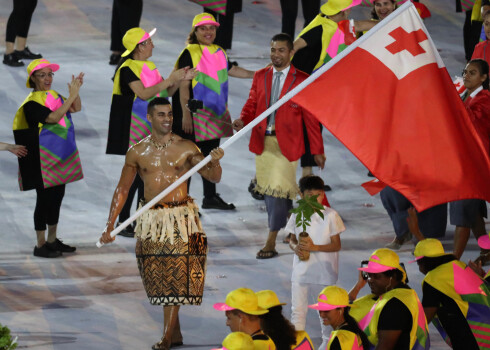 Tongas sportists atklāšanas ceremonijā, nesot savas valsts karogu. 