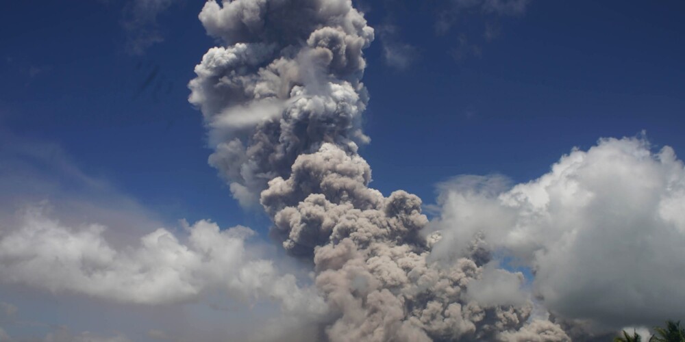 Filipīnu visaktīvākais vulkāns izsviedis milzīgu pelnu mākoni 10 km augstumā