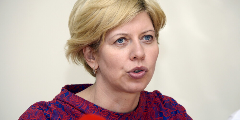 Ministre Anda Čakša laidusi pasaulē meitiņu