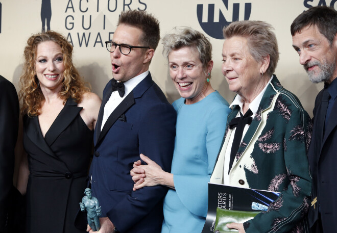 "Three Billboards Outside Ebbing, Missouri" aktieri ar labāko aktrisi Frensisa Makdormanda centrā.