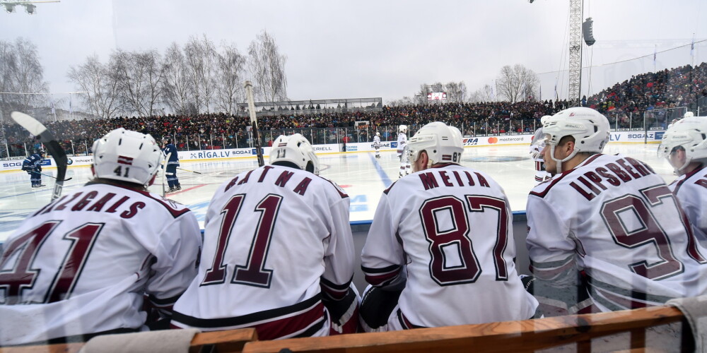 FOTO: Rīgas "Dinamo" hokejisti sajūsmā par iespēju spēlēt zem klajas debess