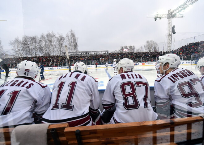 FOTO: Rīgas "Dinamo" hokejisti sajūsmā par iespēju spēlēt zem klajas debess