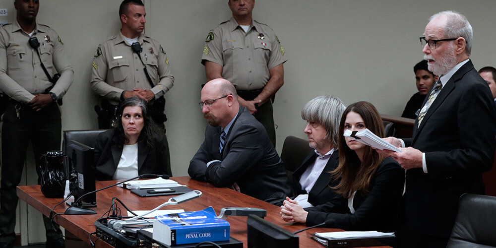 Kalifornijā apcietināts precētais pāris, kas mājās par ķīlniekiem turēja 13 savus bērnus