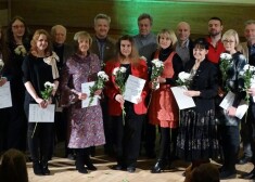 ZIEMAS STĀSTI 2017” apbalvošanas pasākuma dalībnieki: 2. rinda no kreisās: Gita Palma, Agnese Krastenberga, Edvīns Vecumnieks, Dzintars Adienis, Zigmunds Šņore, Aleksandrs Ņeberekutins, Aivis Pīzelis, Uldis Zuters. 1. rinda no kreisās: Ingrīda Ivane, Rita Blaževiča, Laine Kainaize, Ilva Ievāne, Ligita Caune, Ludmila Kolomenska, Guntars Sviķis.