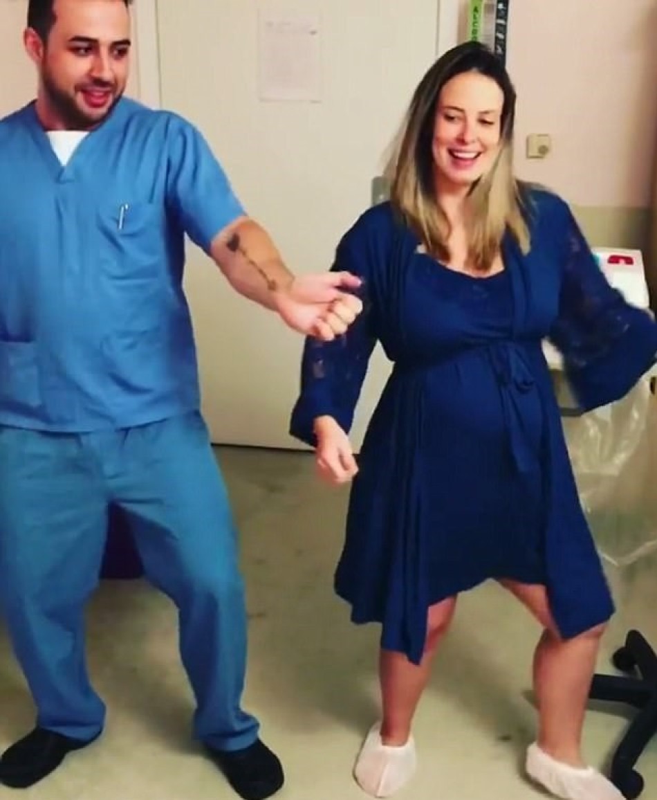 Dancing doctor. Танцующий акушер. Танцующий доктор в родах. Танцующий доктор акушер. Танцующий доктор акушер Синев.