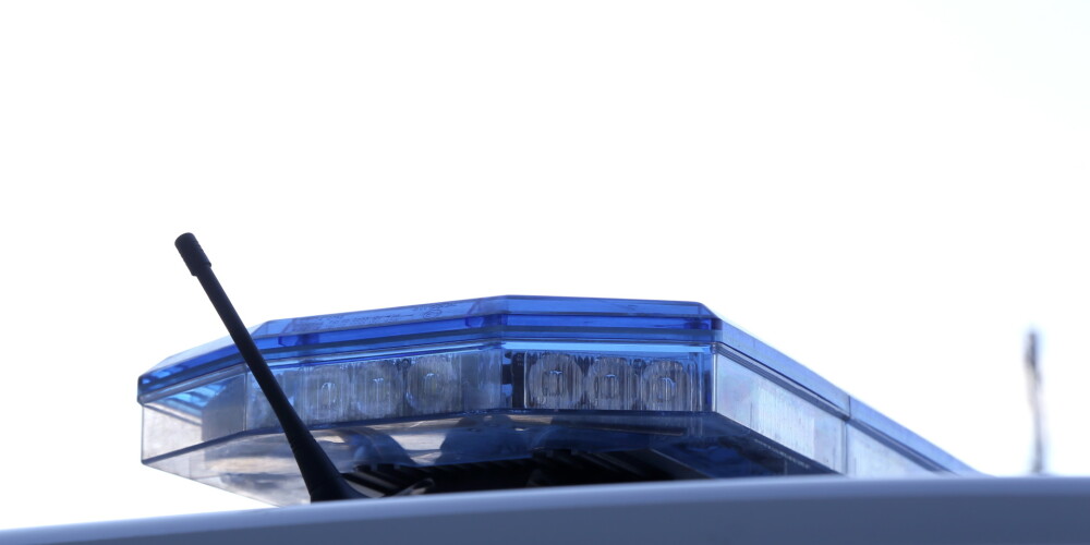 Krustpils novadā iereibis autovadītājs nobrauc no ceļa, bēg no policijas un avarē