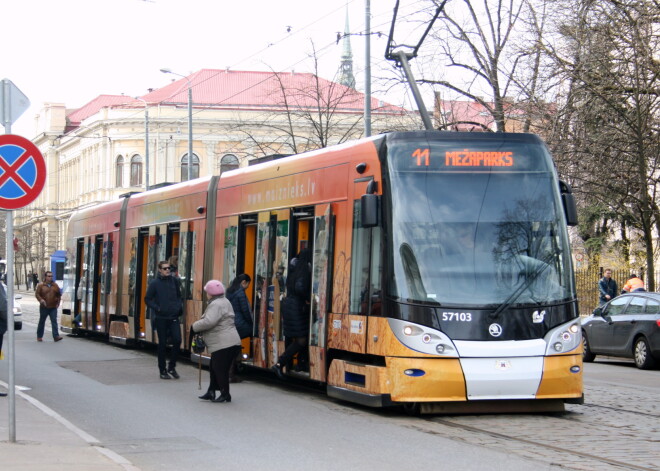 Smagi piedzēries vīrietis 11.tramvajā jaunietim no rokām izrauj telefonu