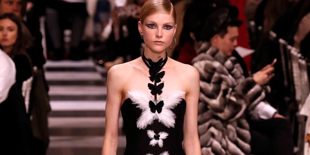 Parīzē izrādīta "Christian Dior" jaunākā kolekcija: modē būs melnā un baltā krāsa