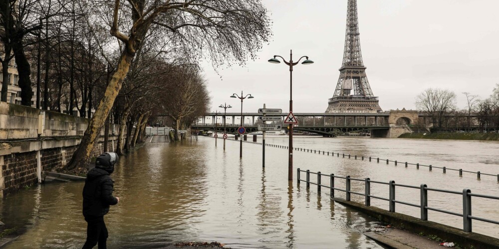 Parīzē pamatīgi pārplūdusi Sēna: slēgti ceļi, tiek brīdināti iedzīvotāji