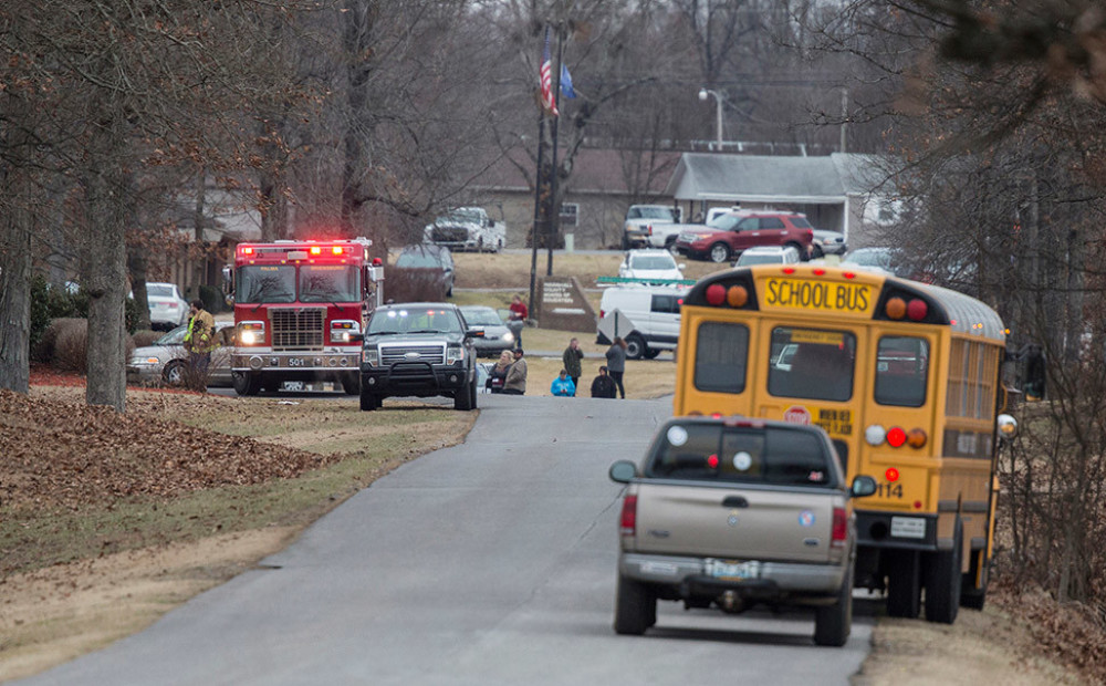 Apšaudē Kentuki vidusskolā divi nogalinātie un 19 ievainotie