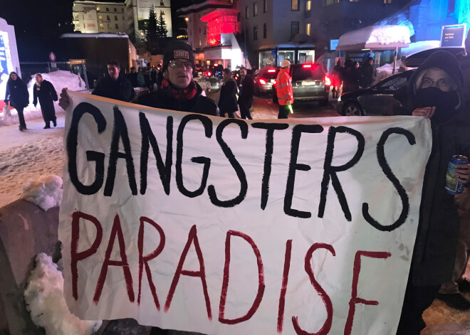 Cīrihes centrā otrdien pulcējās vairāk nekā divi tūkstoši cilvēku, lai protestētu pret šonedēļ paredzēto ASV prezidenta Donalda Trampa dalību ikgadējā Pasaules Ekonomikas forumā (PEF) Davosā.