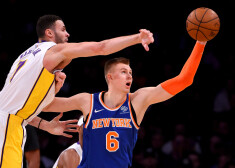 Kristaps Porziņģis cīņā pret Losandželosas "Lakers" "uzbrucēju Leriju Nensu junioru.