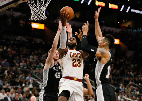 Dāvis Bertāns (#42) cenšas traucēt "Cavaliers" superzvaigznei Lebronam Džeimsam.